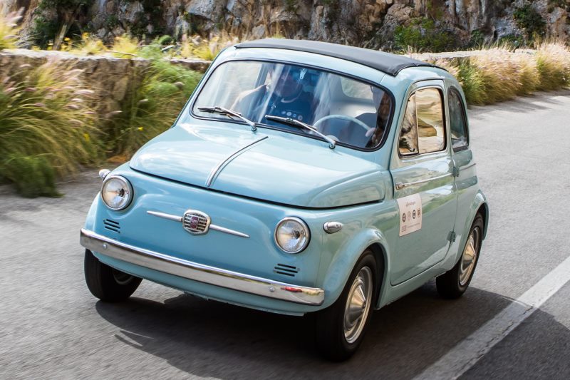 Ehrung für automobile Klassiker Fiat 500 und Fiat Panda – Ausstellung im Triennale Design Museum in Mailand