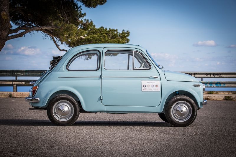 Ehrung für automobile Klassiker Fiat 500 und Fiat Panda – Ausstellung im Triennale Design Museum in Mailand