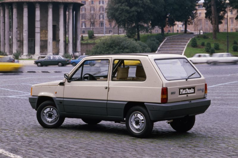 Ehrung für automobile Klassiker Fiat 500 und Fiat Panda – Ausstellung im Triennale Design Museum in Mailand