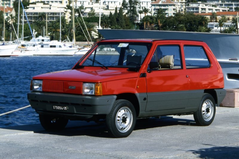 Ehrung für automobile Klassiker Fiat 500 und Fiat Panda – Ausstellung im Triennale Design Museum in Mailand