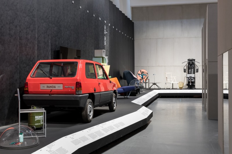 Ehrung für automobile Klassiker Fiat 500 und Fiat Panda – Ausstellung im Triennale Design Museum in Mailand