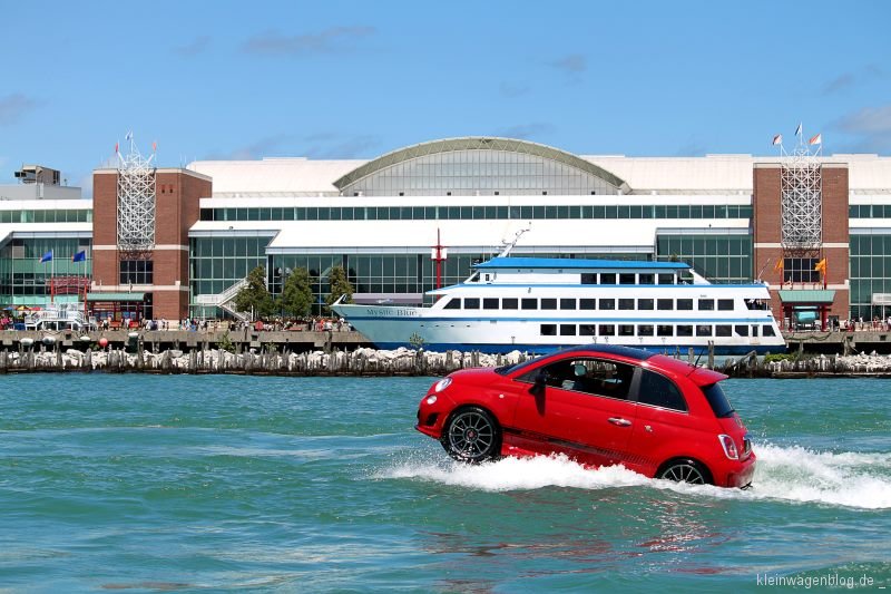 Fiat 500 sorgt als Motorboot für Aufsehen