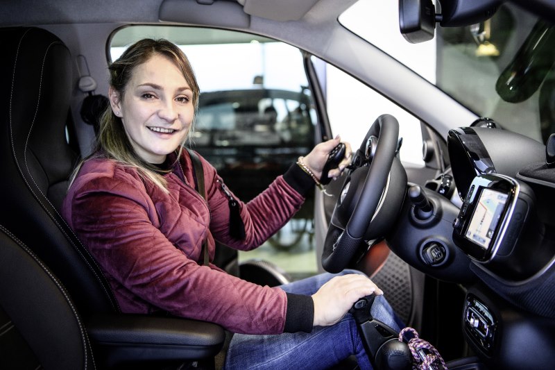 Die zweifache Olympiasiegerin und elfmalige Weltmeisterin im Bahnradfahren, Kristina Vogel erhielt in Berlin ihren neuen smart forfour prime;Kraftstoffverbrauch, kombiniert: 5,4 l/100km, CO2-Emissionen kombiniert: 123 – 122g/km*; Werte für SchaltgetriebeThe two-time Olympic champion and eleven-time world champion in track cycling, Kristina Vogel received her new smart forfour prime in Berlin;combined fuel consumption: 5.4 l / 100km, combined CO2 emissions: 123 - 122g / km*, manual transmissions