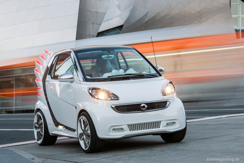 Modedesigner Jeremy Scott gestaltet smart fortwo electric drive: Jeremy Scott verleiht smart Flügel