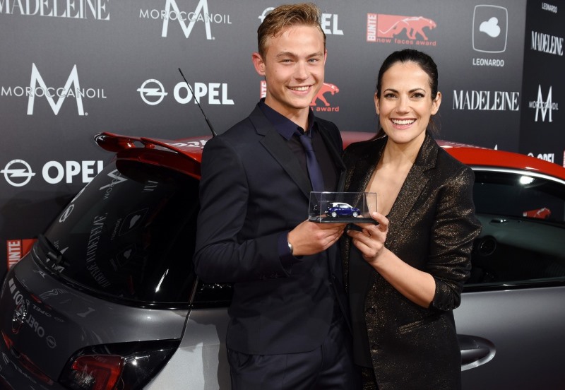 Opel-Kampagnenbotschafterin und -Laudatorin Bettina Zimmermann überreicht symbolisch ein ADAM-Modell an Dennis Mojen, Sieger in der Kategorie „Bester Nachwuchsschauspieler“, stellvertretend für seinen neuen Opel ADAM S.