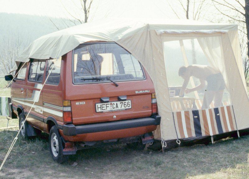 Subaru Libero E10 mit Vorzelt