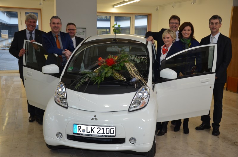 Tanja Schweiger, Landrätin des Landkreises Regensburg, nahm Mitsubishi Electric Vehicle von Autohaus Landsmann entgegen