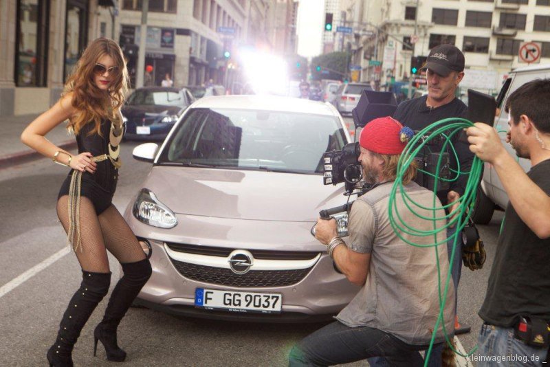 Topmodel-Kandidatin Stefanie flirtet mit Opel Adam