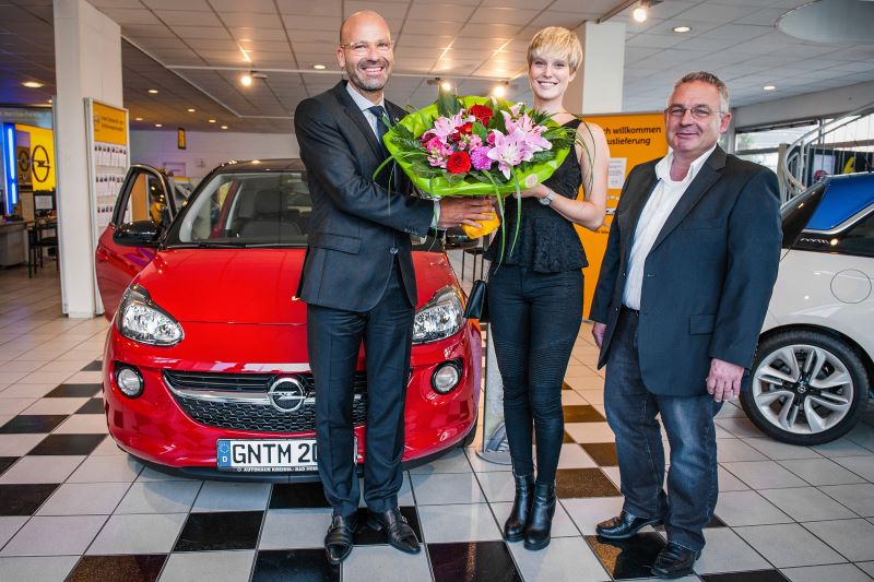 Topmodel Kim fährt auf den Opel ADAM ab