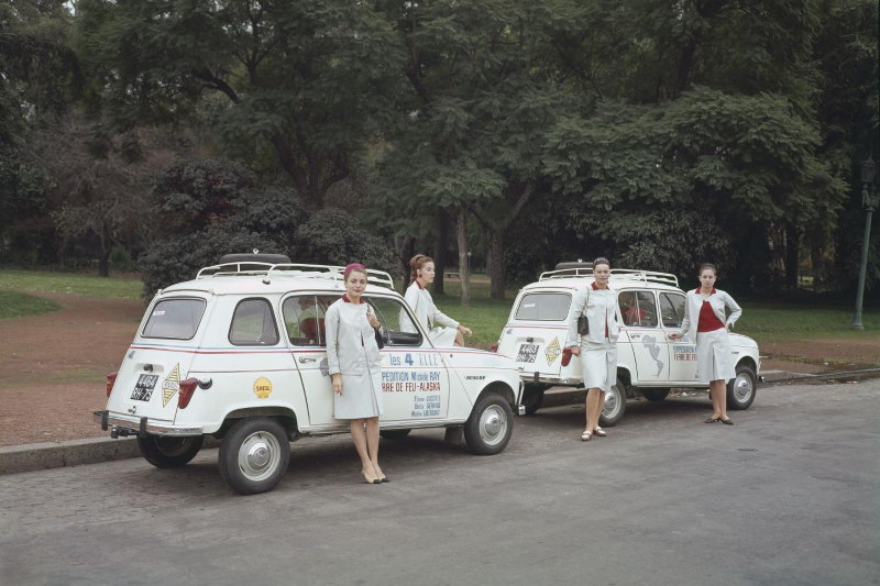 Vier Ladys im Renault 4