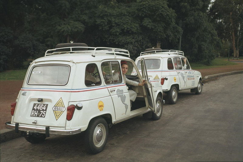 Vier Ladys im Renault 4