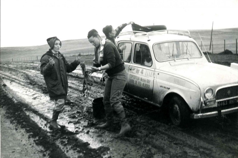 Vier Ladys im Renault 4