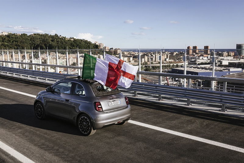 Elektrisch angetriebener Fiat 500 überquert die neue Autobahnbrücke in Genua