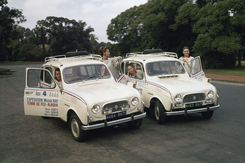 Vier Ladys im Renault 4