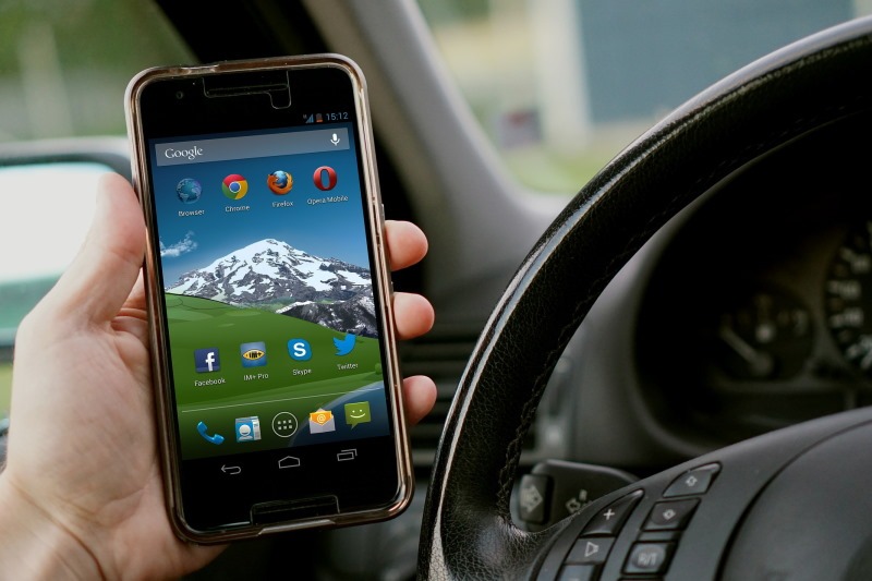 Smartphone und Co.: Diese Regeln gelten beim Autofahren