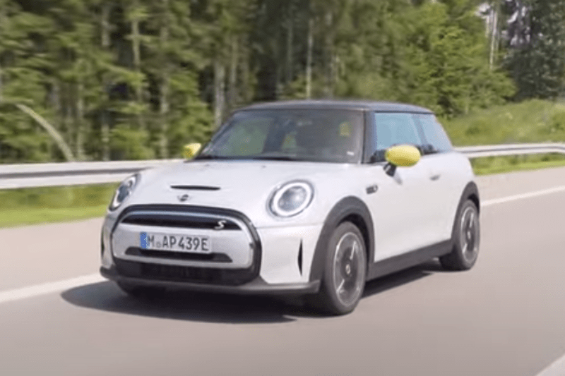 Video: 2021 Mini Cooper SE: Was kann das Facelift? | Test | BlackForestDrive