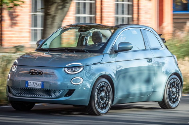 Elektrisch angetriebener Fiat 500 geht mit neuen Ausstattungsdetails ins Modelljahr 2022
