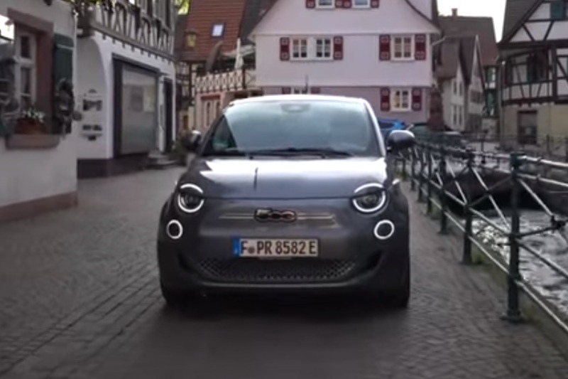 Video: Fiat 500e im Test (2022) | Fahrbericht | the car crash review