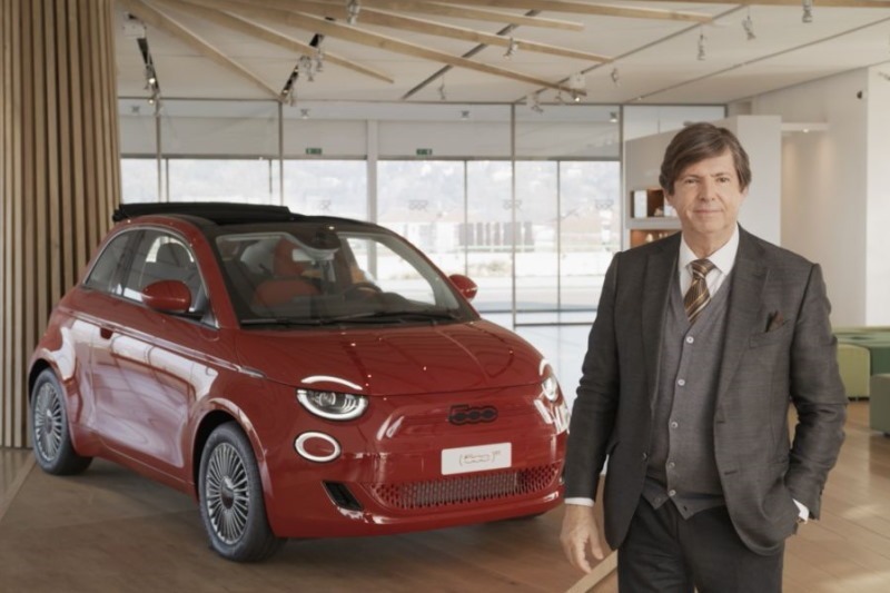 Olivier Francois, FIAT CEO und Stellantis CMO mit dem Fiat 500e