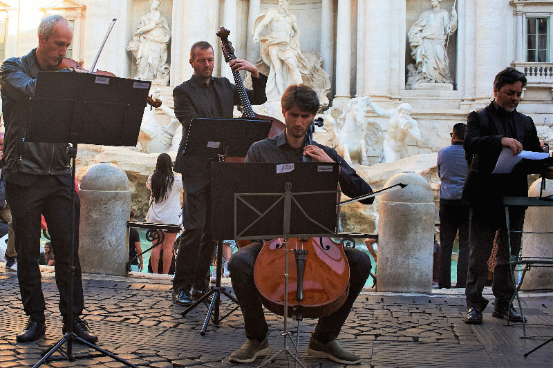 Flashmob am Trevi-Brunnen in Rom