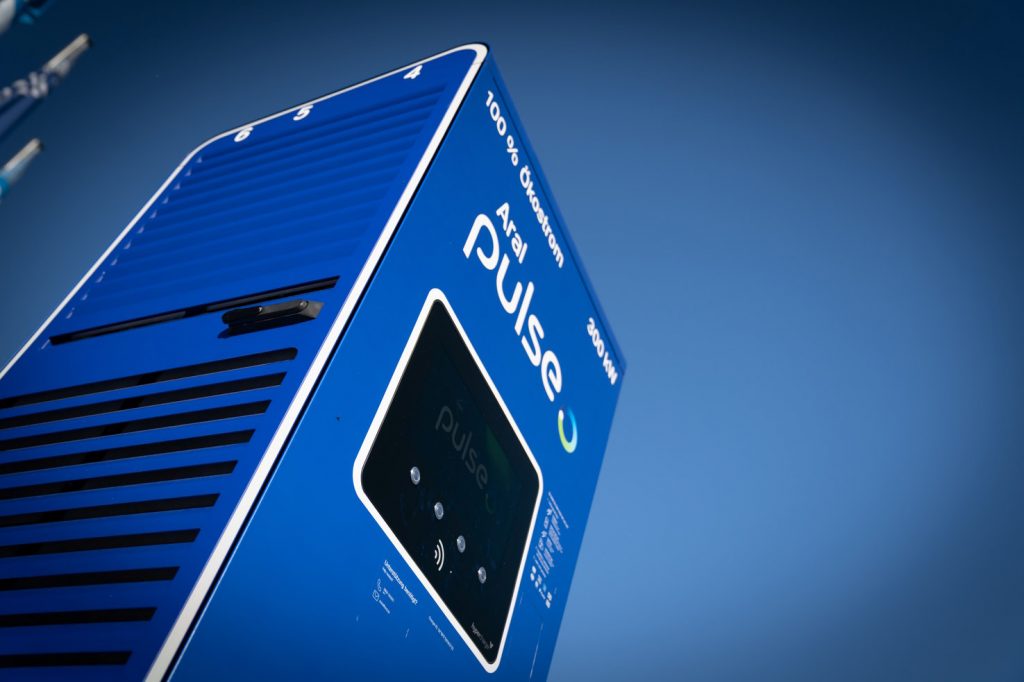 Aral pulse und APCOA bauen Netz der Schnellladestationen europaweit aus