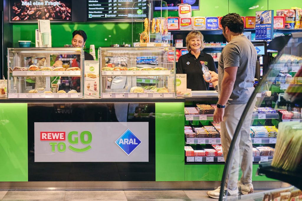 Aral und Lekkerland setzen Partnerschaft bei REWE To Go-Shops fort