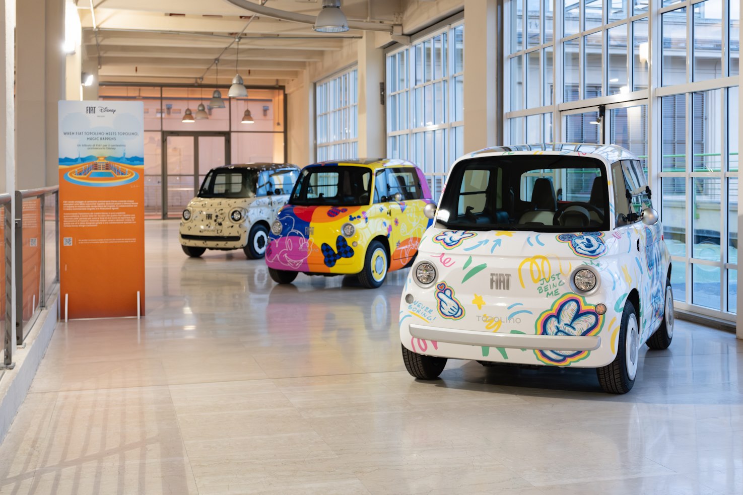 Im Stil von Micky Maus lackierte Fiat Topolino begrüßen Besucher im Shopping Centre in Turin